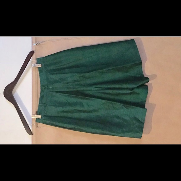 Henri Bendel Green Silk Shorts size Medium 8- 10 original owner - Picture 2 of 8
